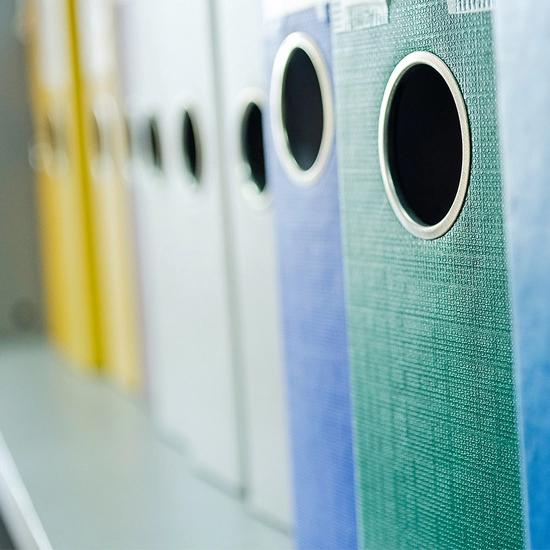 Ringbind i flere forskellige farver på række