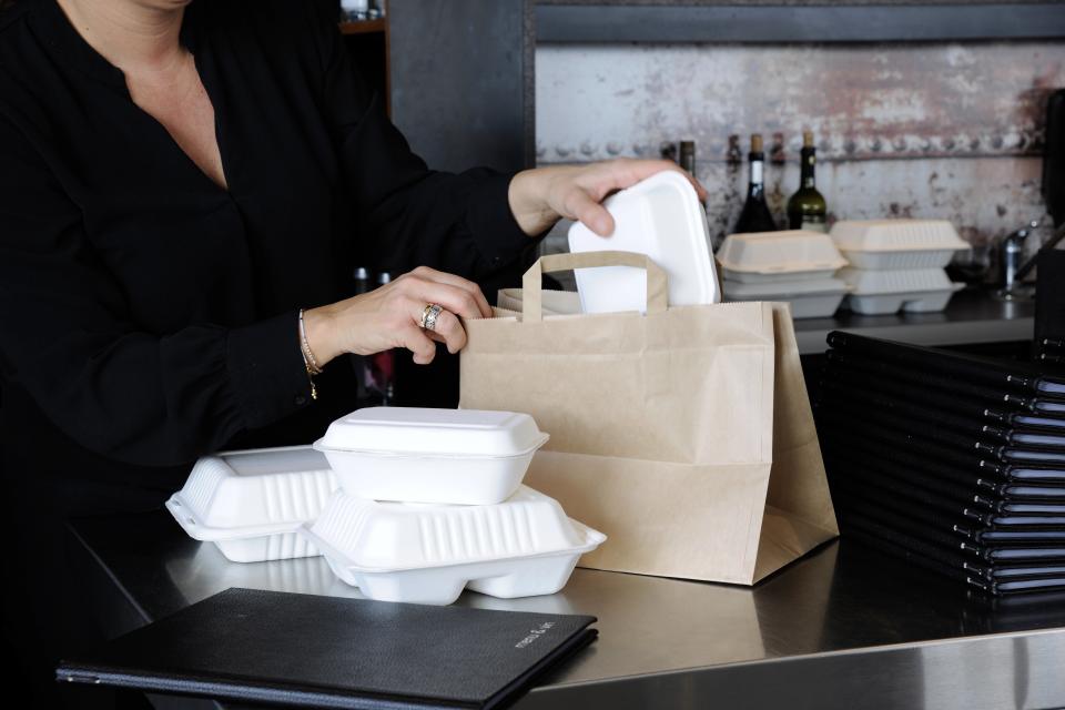 Takeaway pakkes i papirpose.