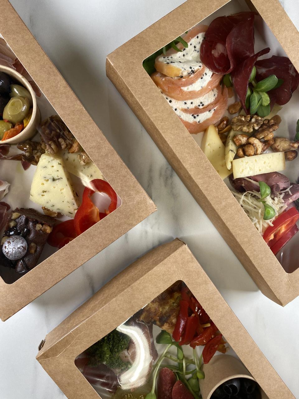 Takeawaypakker i brunt pap, som indeholder tapasanretninger