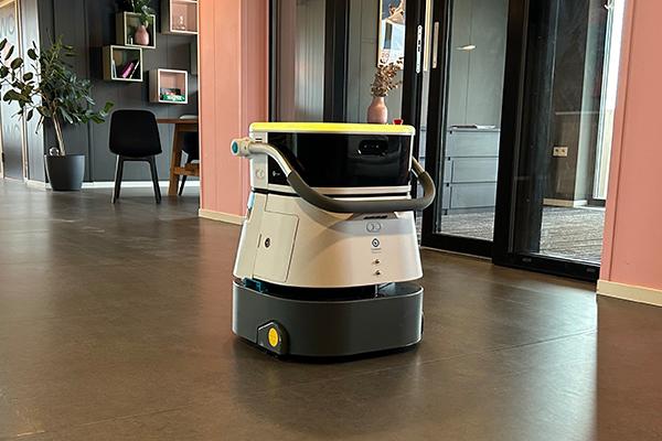 Rengøringsrobot, der vasker gulvet på et hotel