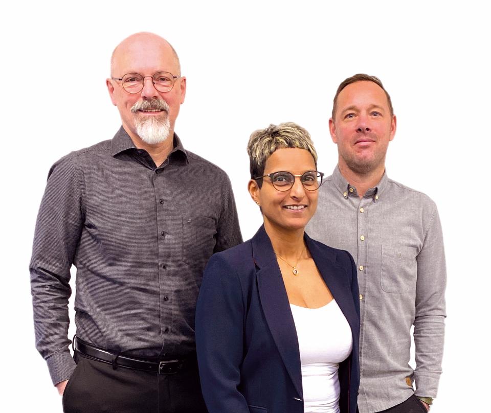 2 mænd og en kvinde, der står ved siden af hinanden.