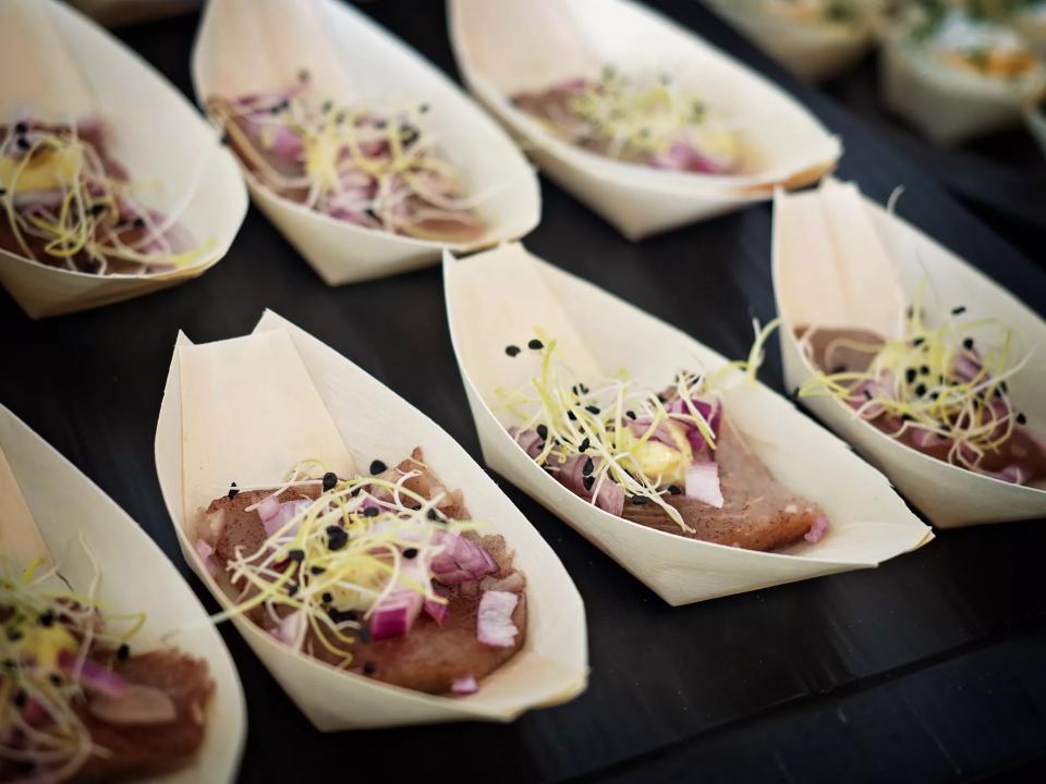 Små anretninger i både af palemplade.